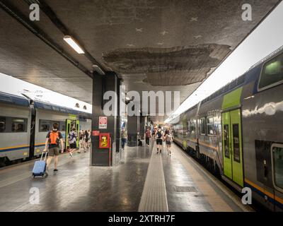 Bild eines Bahnsteigs des Bahnhofs Roma termini mit S-Bahnen mit EinstiegsDiese redaktionelle Abbildung zeigt Passagiere, die in einen subur einsteigen Stockfoto