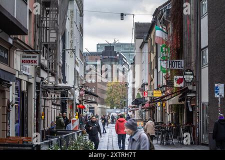 Bild einer Fußgängerzone in Düsseldorf, Deutschland, mit Restaurants, Cafés und Gebäuden im Stadtzentrum. Düsseldorf ist eine Stadt im Westen von Germa Stockfoto