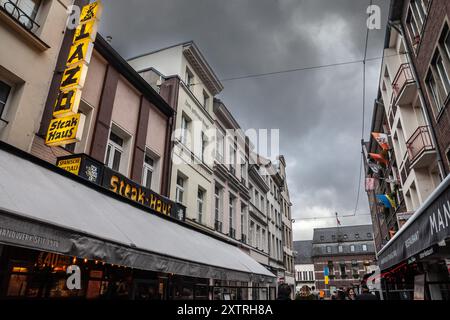 Bild einer Fußgängerzone in Düsseldorf, Deutschland, mit Bars, Restaurants und Gebäuden im Stadtzentrum. Düsseldorf ist eine westdeutsche Stadt Stockfoto