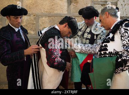 Malaga, Spanien. August 2024. Der spanische Stierkämpfer Pablo Aguado wird mit seinen Assistenten vor einem Stierkampf auf der Stierkampfarena Malagueta gesehen, als Teil der Aktivitäten zur Feier der Malaga Fair. Die Praxis des Stierkampfes, die in Spanien als kulturelle Tradition gilt, wurde wegen der Bedenken hinsichtlich der Behandlung von Stieren diskutiert. Dies belegen die Beschwerden von Tierschutzorganisationen und Aktivisten. Quelle: SOPA Images Limited/Alamy Live News Stockfoto