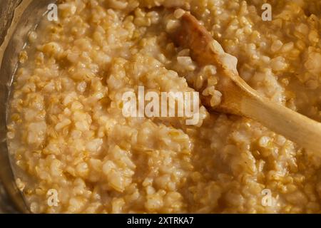 Asiatischer Reisbrei, oft als „Congee“ bezeichnet, mit braunem Reis hergestellt Stockfoto