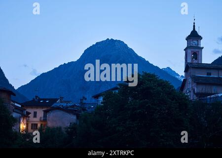 Dämmerung mit den Maratime Alpen im Hintergrund. Entracque, Cuneo, Piemont, Italien Stockfoto