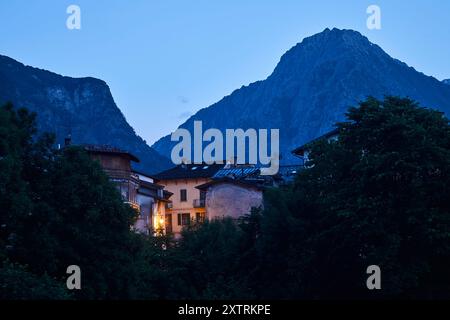 Dämmerung mit den Maratime Alpen im Hintergrund. Entracque, Cuneo, Piemont, Italien Stockfoto