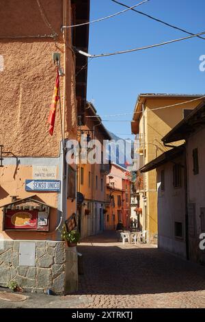 Eine Straße im alten Dorf Entracque in den Maratimen Alpen. Cuneo, Piemont, Italien Stockfoto