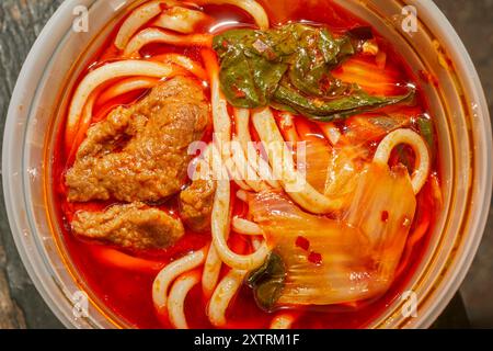 Lagman im uigurischen Stil in einem Take-Out-Container Stockfoto
