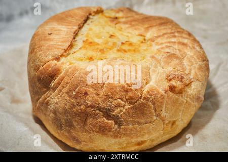 Ein Kartoffelknish aus Knish Nosh in Rego Park, Queens, New York, USA Stockfoto