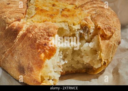 Ein Kartoffelknish aus Knish Nosh in Rego Park, Queens, New York, USA Stockfoto