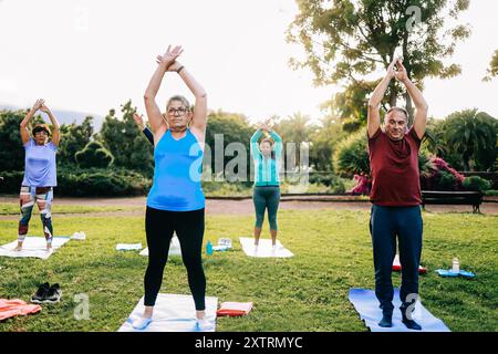 Sport, ältere multirassische Freunde machen Yoga-Training in Park City. Senioren, Fitnesskonzept Stockfoto