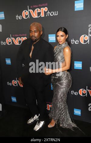 Kanye West und Kim Kardashian West nehmen an der Eröffnungsnacht der „The Cher Show“ am Broadway im Neil Simon Theatre in New York Teil. Stockfoto