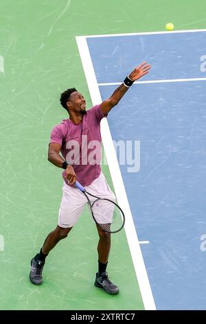 Mason, Ohio, USA. August 2024. Gael Monfils (FRA) dient Carlos Alcaraz (nicht abgebildet) während der zweiten Runde der Cincinnati Open 2024 im Lindner Family Tennis Center. (Kreditbild: © Debby Wong/ZUMA Press Wire) NUR REDAKTIONELLE VERWENDUNG! Nicht für kommerzielle ZWECKE! Stockfoto