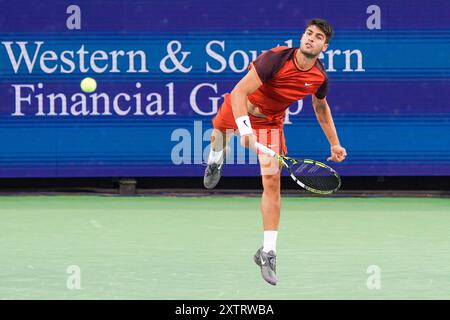 Mason, Ohio, USA. August 2024. Carlos Alcaraz (ESP) dient Gael Monfils (nicht abgebildet) während der zweiten Runde der Cincinnati Open 2024 im Lindner Family Tennis Center. (Kreditbild: © Debby Wong/ZUMA Press Wire) NUR REDAKTIONELLE VERWENDUNG! Nicht für kommerzielle ZWECKE! Stockfoto