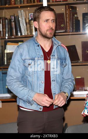 Ryan Gosling signiert Kopien von „Congo Stories“ im Strand Bookstore in New York. Stockfoto