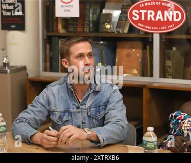 Ryan Gosling signiert Kopien von „Congo Stories“ im Strand Bookstore in New York. Stockfoto