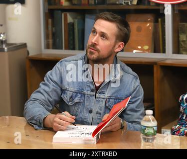 Ryan Gosling signiert Kopien von „Congo Stories“ im Strand Bookstore in New York. Stockfoto