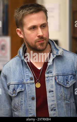 Ryan Gosling signiert Kopien von „Congo Stories“ im Strand Bookstore in New York. Stockfoto