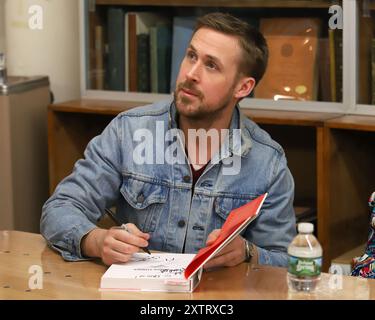Ryan Gosling signiert Kopien von „Congo Stories“ im Strand Bookstore in New York. Stockfoto