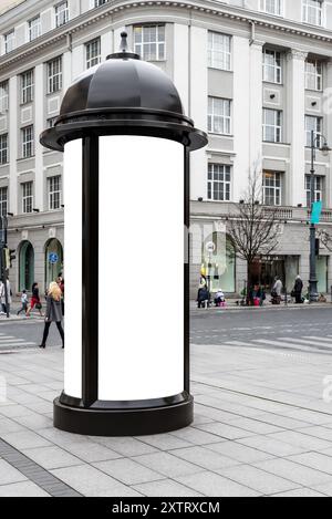 Leeres Modell einer runden Leuchtkasten-Reklametafel auf Einem Stadtplatz. Klassisches Schild Für Außenwerbung Auf Dem Bürgersteig Stockfoto