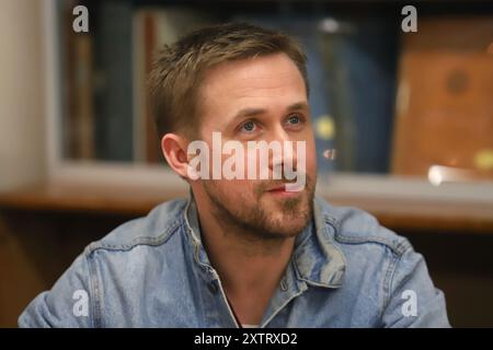 Ryan Gosling signiert Kopien von „Congo Stories“ im Strand Bookstore in New York. Stockfoto