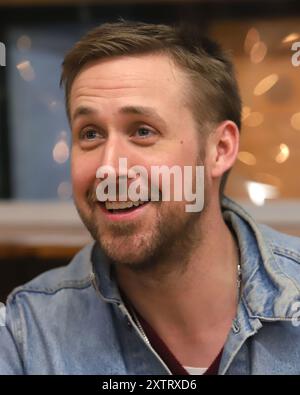 Ryan Gosling signiert Kopien von „Congo Stories“ im Strand Bookstore in New York. Stockfoto