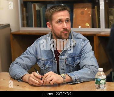 Ryan Gosling signiert Kopien von „Congo Stories“ im Strand Bookstore in New York. Stockfoto