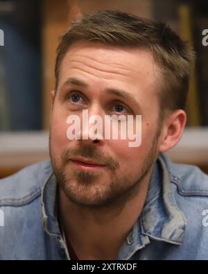Ryan Gosling signiert Kopien von „Congo Stories“ im Strand Bookstore in New York. Stockfoto