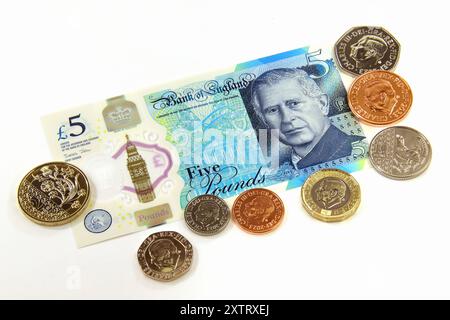 Vereinigtes Königreich, 5. Juni 2024 - Ausgabe neuer Pfund-Banknoten mit dem Bild von König Karl III. Und Umlaufserie neuer Münzen, Stillleben Stockfoto