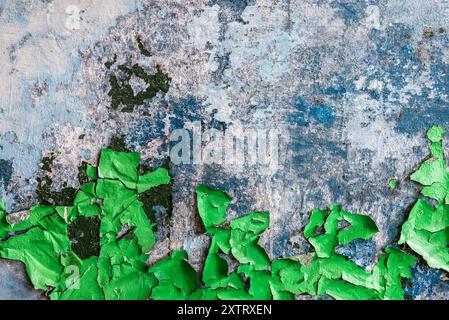 Grüne Abziehschicht Auf Einer Alten, Bunten Betonwand Aus Grunge Stockfoto