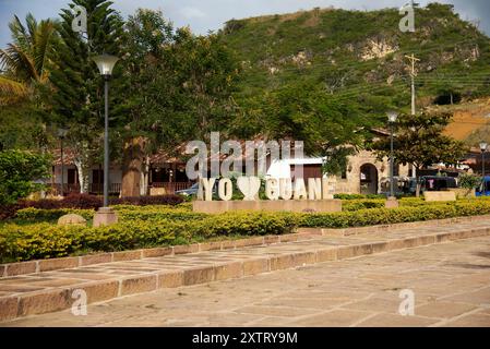 Guane, Santander, Kolumbien; 26. November 2022: Hauptplatz dieser touristischen malerischen Stadt, in Stein gehauene Briefe mit der Botschaft I Love Guane. Stockfoto