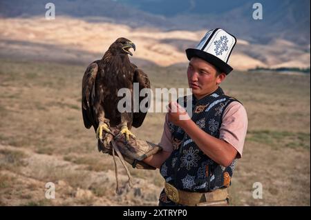 Adlerjäger und sein Goldener Adler in Issyk Kul, Kirgisistan Stockfoto