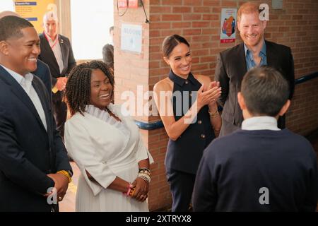 Bogota, Kolumbien. August 2024. ANMERKUNG: HANDOUT - OBLIGATORISCHE ANERKENNUNG (VON LINKS NACH RECHTS) Kolumbianische Vizepräsidentin Francia Marquez reagiert mit, MEGHAN, Herzogin von Sussex und PRINZ HARRY, Herzog von Sussex, bei einem offiziellen Besuch an der Public School of Popular Culture in Bogota, Kolumbien, am 15. August 2024. Foto bereitgestellt von: Andres Castilla/kolumbianische Vicepresidency/Long Visual Press Credit: Long Visual Press/Alamy Live News Stockfoto