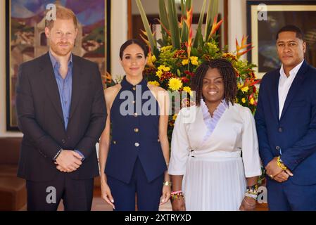 Bogota, Kolumbien. August 2024. ANMERKUNG DES HERAUSGEBERS: HANDOUT – OBLIGATORISCHE ANERKENNUNG (von links nach rechts) PRINZ HARRY, Herzog von Sussex, MEGHAN, Herzogin von Sussex, posieren für ein Foto mit der kolumbianischen Vizepräsidentin Francia Marquez und ihrem Ehemann Yerney Pinillo während einer Veranstaltung bei ihrer Ankunft in Bogota, Kolumbien, 15. August 2024. Foto zur Verfügung gestellt von: Darwin Torres/kolumbianische Vicepresidency/Long Visual Press Credit: Long Visual Press/Alamy Live News Stockfoto