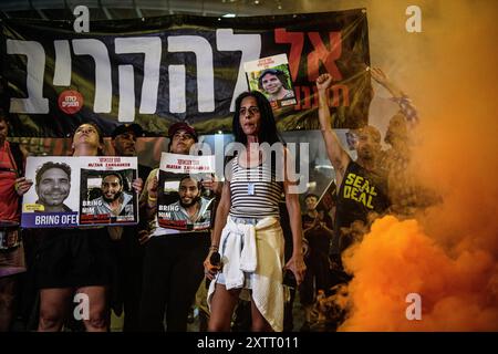 Israel. August 2024. Einav Zangauker, Mutter der israelischen Geisel Matan Zangauker, hält eine Rede, auf dem Schild auf der Rückseite steht: „Lass ihn sie nicht opfern!“ Die Israelis demonstrierten mit den Familien der Geiseln gegen Premierminister Benjamin Netanjahu und forderten ein sofortiges Geiselabkommen und einen Waffenstillstand - während in Katar Verhandlungen über den Waffenstillstand im Gazastreifen stattfinden. Tel Aviv, Israel. August 2024. (Matan Golan/SIPA USA). Quelle: SIPA USA/Alamy Live News Stockfoto