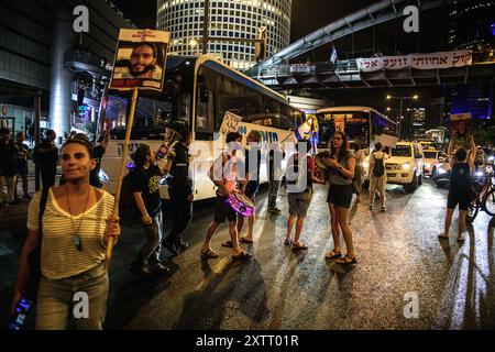Israel. August 2024. Demonstranten blockieren die Straße, während sie Zeichen für einen Geiselvertrag halten. Die Israelis demonstrierten mit den Familien der Geiseln gegen Premierminister Benjamin Netanjahu und forderten ein sofortiges Geiselabkommen und einen Waffenstillstand - während in Katar Verhandlungen über den Waffenstillstand im Gazastreifen stattfinden. Tel Aviv, Israel. August 2024. (Matan Golan/SIPA USA). Quelle: SIPA USA/Alamy Live News Stockfoto