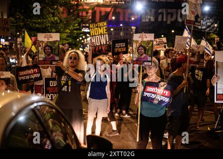 Israel. August 2024. Die Demonstranten halten Schilder mit den Fotos der israelischen Geiseln Ofer Kalderon und Schilder mit der Aufschrift: „Alle sind jetzt zu Hause“ und „Schluss mit dem Feuer! Geiselabkommen jetzt“. Die Israelis demonstrierten mit den Familien der Geiseln gegen Premierminister Benjamin Netanjahu und forderten ein sofortiges Geiselabkommen und einen Waffenstillstand - während in Katar Verhandlungen über den Waffenstillstand im Gazastreifen stattfinden. Tel Aviv, Israel. August 2024. (Matan Golan/SIPA USA). Quelle: SIPA USA/Alamy Live News Stockfoto