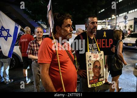 Israel. August 2024. Die Demonstranten halten ein Schild mit dem Foto der israelischen Geisel Lior Rudaeff und ein Schild mit der Aufschrift „Hilfe“. Die Israelis demonstrierten mit den Familien der Geiseln gegen Premierminister Benjamin Netanjahu und forderten ein sofortiges Geiselabkommen und einen Waffenstillstand - während in Katar Verhandlungen über den Waffenstillstand im Gazastreifen stattfinden. Tel Aviv, Israel. August 2024. (Matan Golan/SIPA USA). Quelle: SIPA USA/Alamy Live News Stockfoto