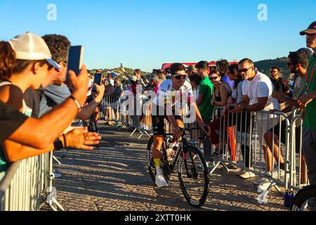 Belem, Portugal. August 2024. Joao Almeida aus Portugal vom Team Emirates aus den Vereinigten Arabischen Emiraten während der Teampräsentation im Torre de Belem vor dem 79. La Vuelta Ciclista a Espana 2024. Quelle: SOPA Images Limited/Alamy Live News Stockfoto