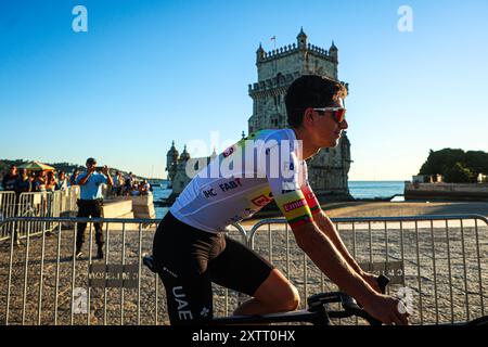 Belem, Portugal. August 2024. Joao Almeida aus Portugal vom Team Emirates aus den Vereinigten Arabischen Emiraten während der Teampräsentation im Torre de Belem vor dem 79. La Vuelta Ciclista a Espana 2024. Quelle: SOPA Images Limited/Alamy Live News Stockfoto