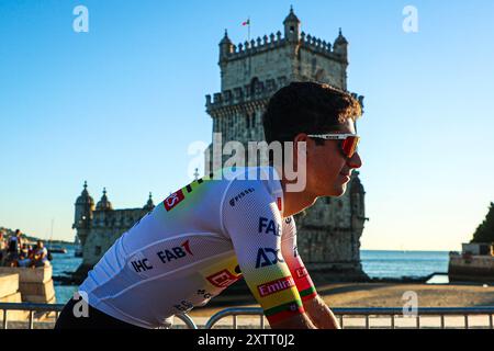 Belem, Portugal. August 2024. Joao Almeida aus Portugal vom Team Emirates aus den Vereinigten Arabischen Emiraten während der Teampräsentation im Torre de Belem vor dem 79. La Vuelta Ciclista a Espana 2024. Quelle: SOPA Images Limited/Alamy Live News Stockfoto