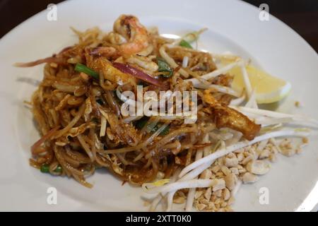 Thailändische Küche: Pad thai (gebratene Reisnudeln) Stockfoto