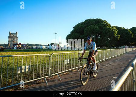 Belem, Portugal. August 2024. Nelson Oliveira aus Portugal vom Team Movistar, der während der Teampräsentation im Torre de Belem vor dem 79. La Vuelta Ciclista a Espana 2024 zu sehen war. Quelle: SOPA Images Limited/Alamy Live News Stockfoto