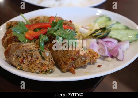 Thailändische Küche: sai ua (gegrillte Schweinefleischwürste aus Nordthailand) Stockfoto