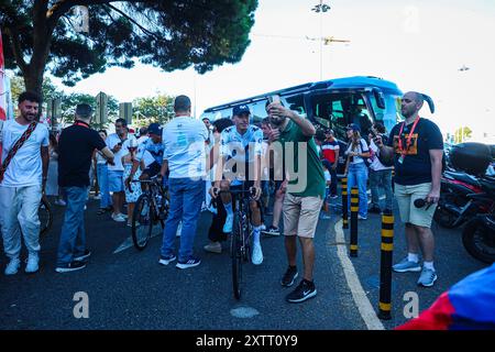 Belem, Portugal. August 2024. Enric Mas aus Spanien vom Movistar Team wurde während der Teampräsentation im Torre de Belem vor dem 79. La Vuelta Ciclista a Espana 2024 gesehen. (Foto: Miguel Reis/SOPA Images/SIPA USA) Credit: SIPA USA/Alamy Live News Stockfoto