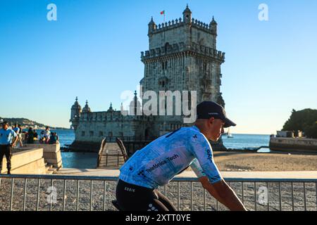 Belem, Portugal. August 2024. Enric Mas aus Spanien vom Movistar Team wurde während der Teampräsentation im Torre de Belem vor dem 79. La Vuelta Ciclista a Espana 2024 gesehen. (Foto: Miguel Reis/SOPA Images/SIPA USA) Credit: SIPA USA/Alamy Live News Stockfoto