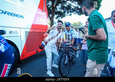 Belem, Portugal. August 2024. Nairo Quintana aus Kolumbien vom Movistar Team wurde während der Teampräsentation im Torre de Belem vor dem 79. La Vuelta Ciclista a Espana 2024 gesehen. (Foto: Miguel Reis/SOPA Images/SIPA USA) Credit: SIPA USA/Alamy Live News Stockfoto