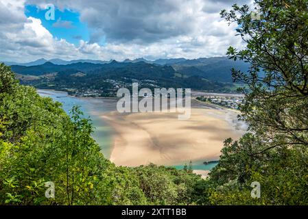 Der Blick auf das Küstendorf Pauanui vom Gipfel des Mount Paku in Tairua auf der Coromandel-Halbinsel, Nordinsel Neuseelands Stockfoto