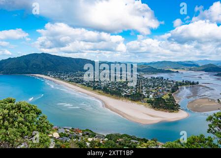 Der Blick auf das Küstendorf Pauanui vom Gipfel des Mount Paku in Tairua auf der Coromandel-Halbinsel, Nordinsel Neuseelands Stockfoto