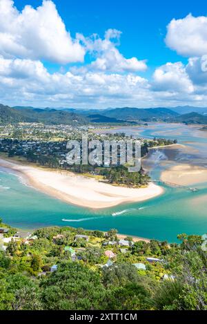 Der Blick auf das Küstendorf Pauanui vom Gipfel des Mount Paku in Tairua auf der Coromandel-Halbinsel, Nordinsel Neuseelands Stockfoto