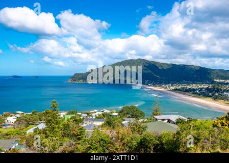 Der Blick auf das Küstendorf Pauanui vom Gipfel des Mount Paku in Tairua auf der Coromandel-Halbinsel, Nordinsel Neuseelands Stockfoto