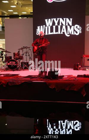 DALLAS, TX, USA - 15. AUGUST 2024. Wynn Williams tritt auf der Neon Cowboy Party auf, für die August WESA Trade Show und den Dallas Market. Stockfoto