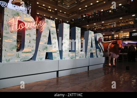 DALLAS, TX, USA - 15. AUGUST 2024. Aussteller und Käufer auf der Neon Cowboy Party für die August WESA Trade Show und den Dallas Market. Stockfoto